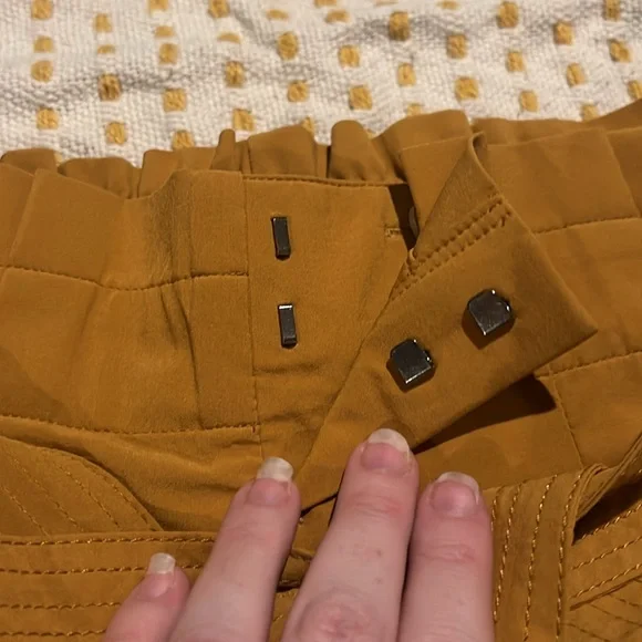 Athleta Tuscan Gold Belted Skyline Shorts - Size 2 - Picture 4 of 8